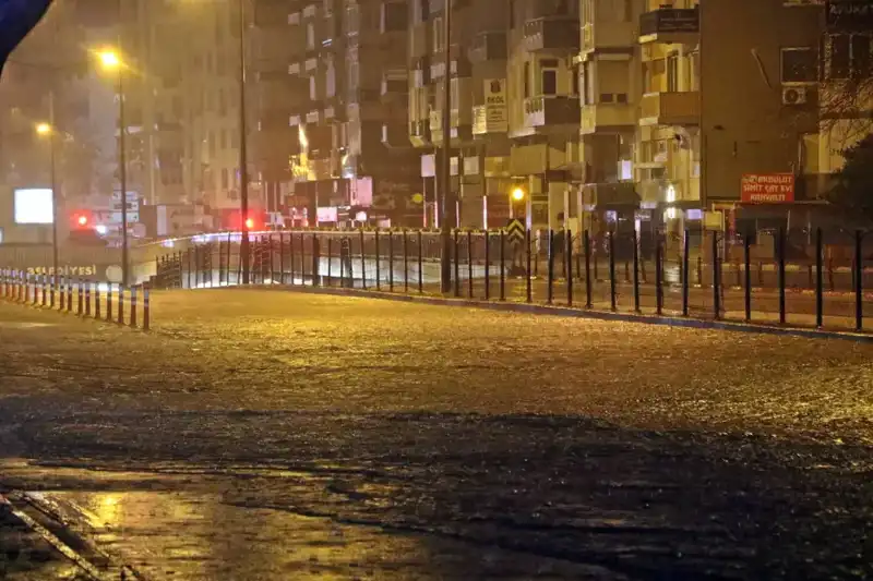 Antalya'da Şiddetli Yağış, Yolları Gölden Farksız Hale Getirdi