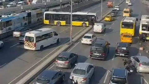 İstanbul'da Şok Kaza: İETT Otobüsü İki Araca Çarptı