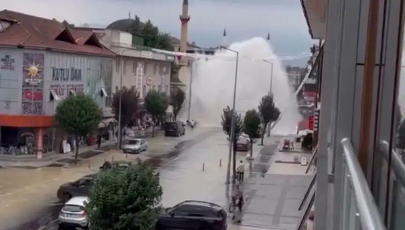 Su Hattı Patladı: Şehir Merkezi Bir Anda Suya Gömüldü!