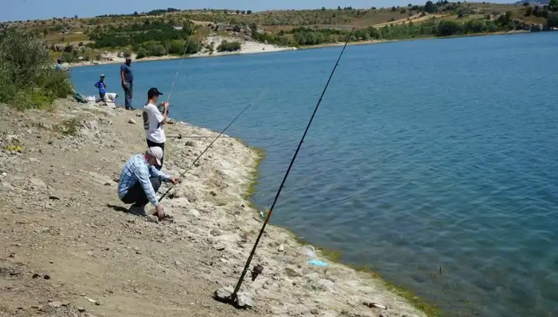 Kafesler Patladı! Baraj Kenarında Büyük Kaos Yaşandı