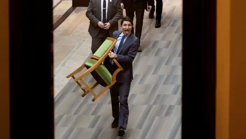 Trudeau, Sandalyeyle Sinema Yıldızları Gibi Ayrıldı: Halkı Şokta!