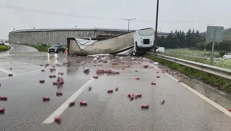 TIR Devrildi, İçkiler Yola Saçıldı: Kaza Detayları ve Etkileri