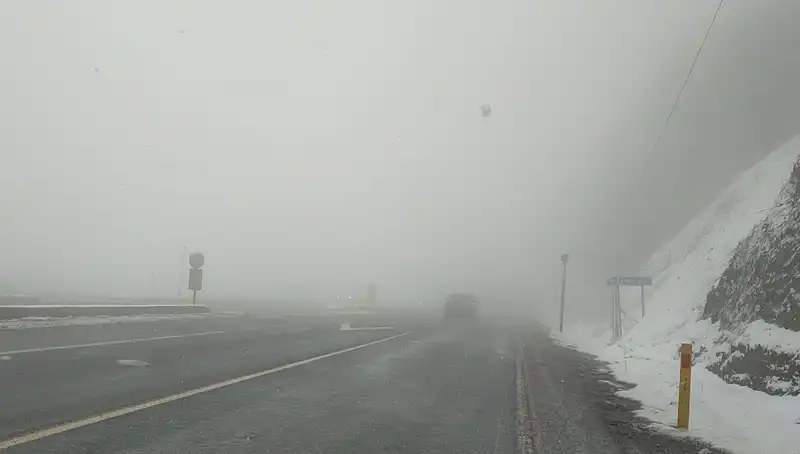 Bolu Dağı'nda Ulaşım Sorunları: Kar ve Sis Trafiği Durdurdu