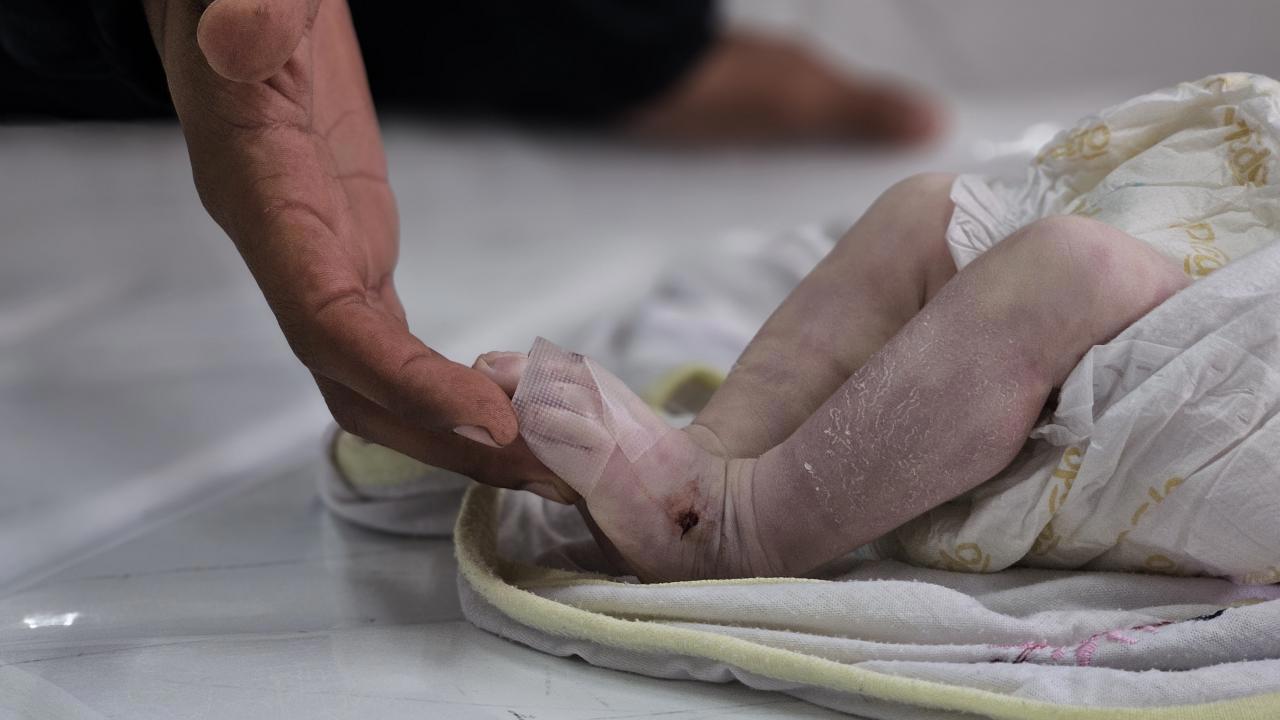 Gazze'deki Aileler, Çocukları İçin Nöbet Tutuyorlar