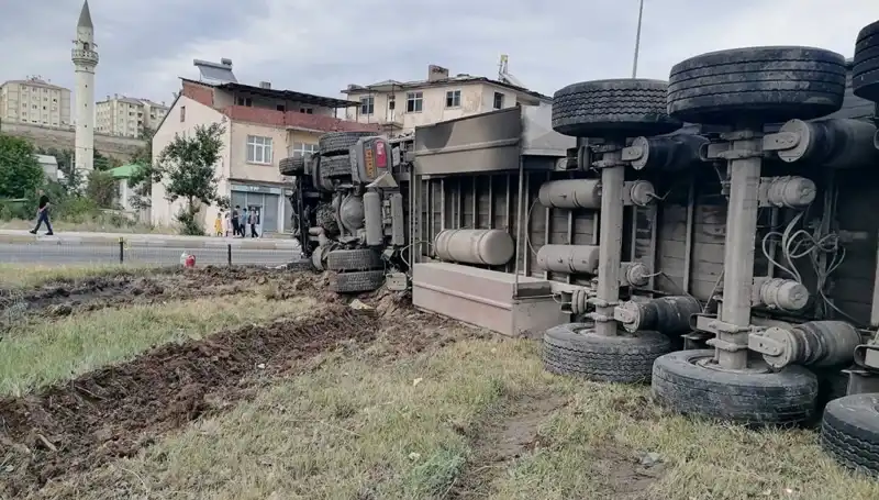 Freni Boşalan TIR, Erzurum'da Korkunç Bir Kaza Sırasında Dehşet Saçtı