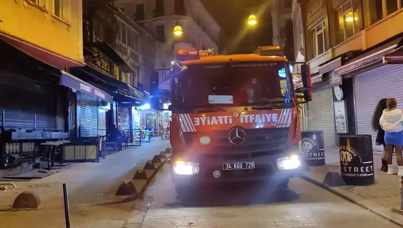Beyoğlu'nda Asansör Boşluğuna Düşen Müşteri Hayati Tehlike Geçirdi