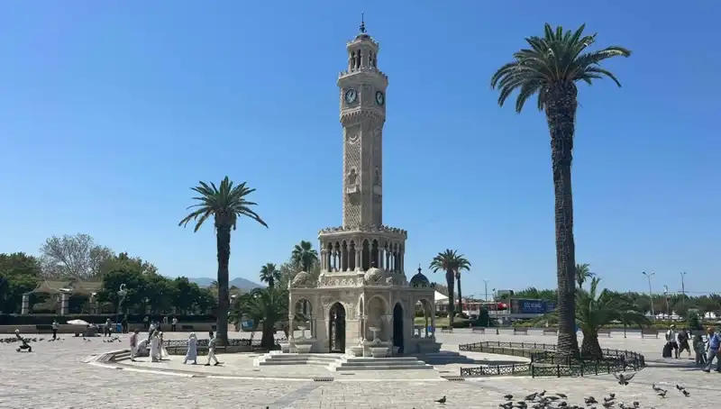 İzmir Sıcaklarla Kavruluyor: Meydanlar Boş, Termometreler Yüksek
