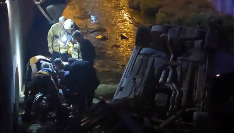 Sürücü Kaza Yerinden Kaçtı, Yaralı İtfaiye Ekipleri Tarafından Kurtarıldı