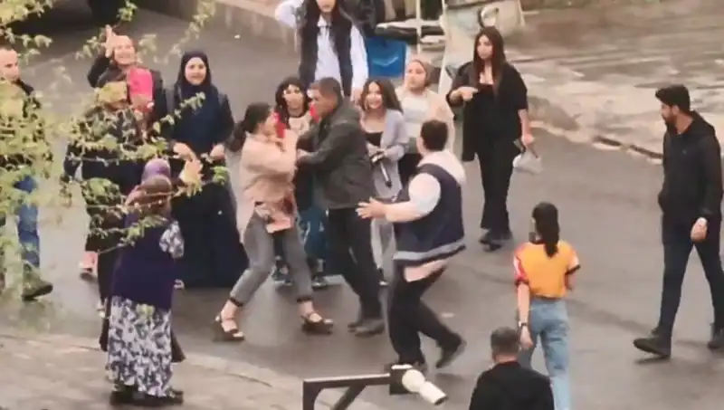 Adliye Önünde Tekmeli Yumruklu Kavga: Gözler Devletin Kalbinde!