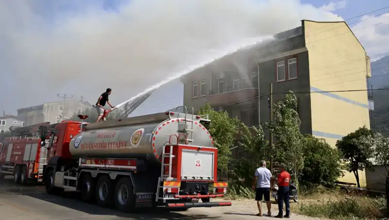 Çatı Katında Yangın Korku Dolu Anlar Yarattı: Olayın Ayrıntıları