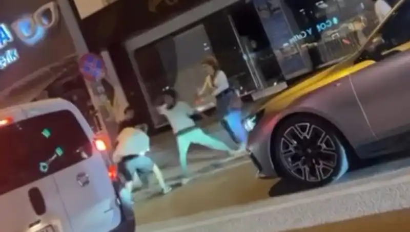 Cadde Boks Ringine Döndü: İstanbul Sokaklarında Havada Uçuşan Yumruklar