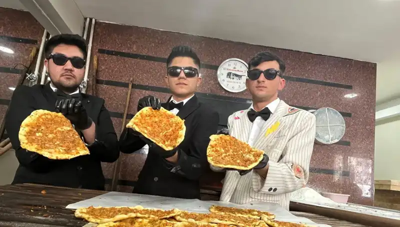Takım Elbiseli Fırıncılar, Şehirdeki En İlginç Etkinlik Haline Geldi