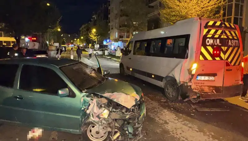 Otomobil Servis Minibüsüne Çarptı: Feci Kazada 6 Kişi Yaralandı