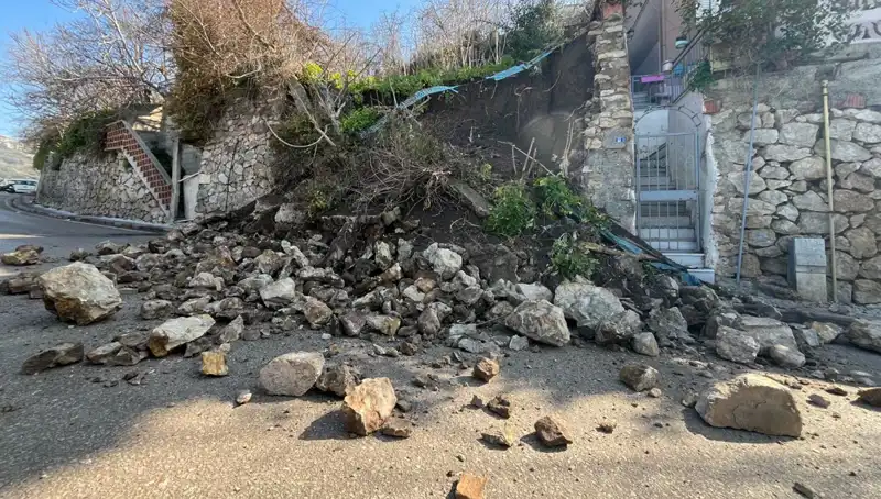 İstinat Duvarı Yola Çökünce Şehir Hayatı Durma Noktasına Geldi!