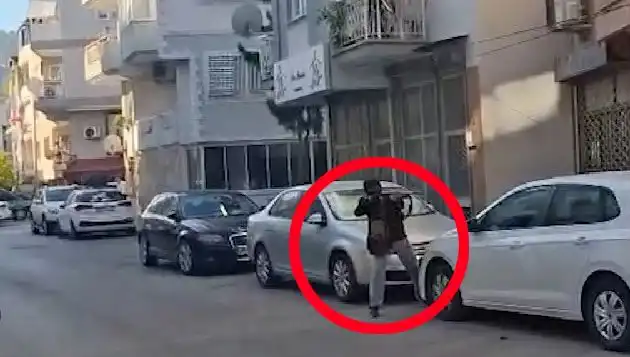 İzmir'de Gerilim Dolu Anlar: Saldırganla Çatışma Kamera Kayıtlarına Yansıdı