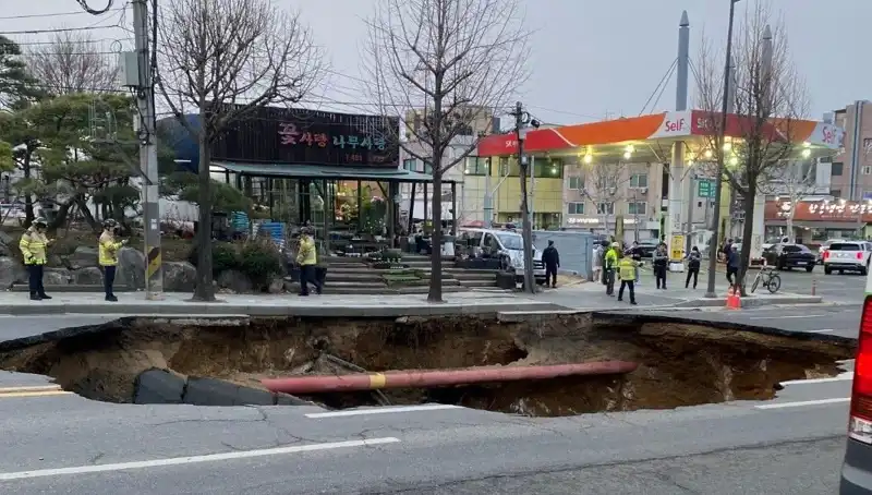 Güney Kore’de Motosiklet Faciası: Dev Çukur Üzerine Düşenlerin Sırrı!