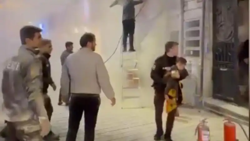 Beyoğlu'nda Büfede Çıkan Yangında Kahramanca Kurtarma Operasyonu!