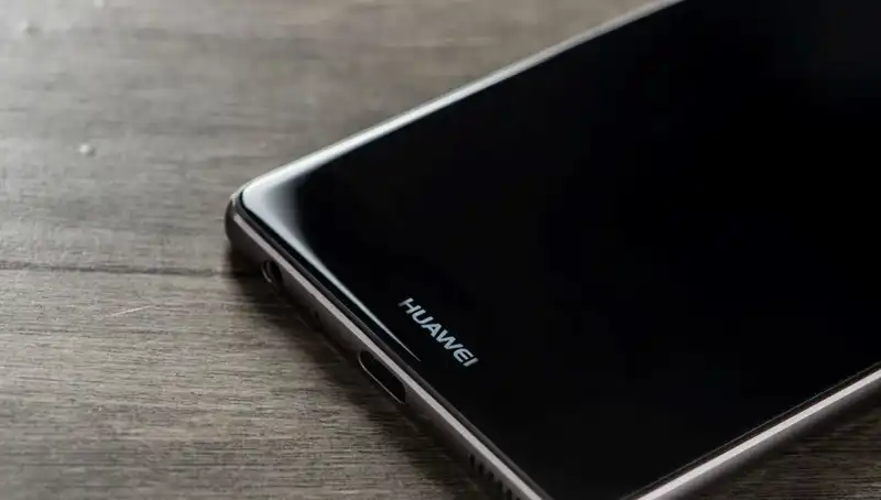 Huawei, Yepyeni Katlanabilir Telefonuyla Akıllı Telefon Pazarında Devrim Yaratıyor