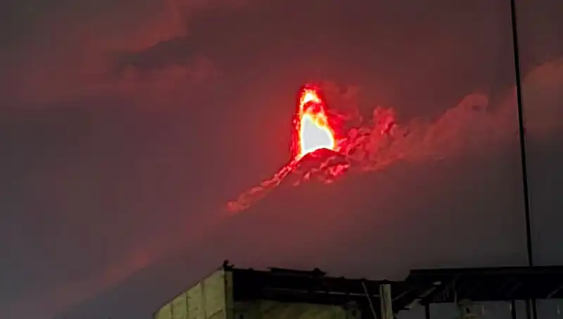Guatemala'da Fuego Yanardağı'nın Patlaması: 30 Bin Kişi Tehlikede!