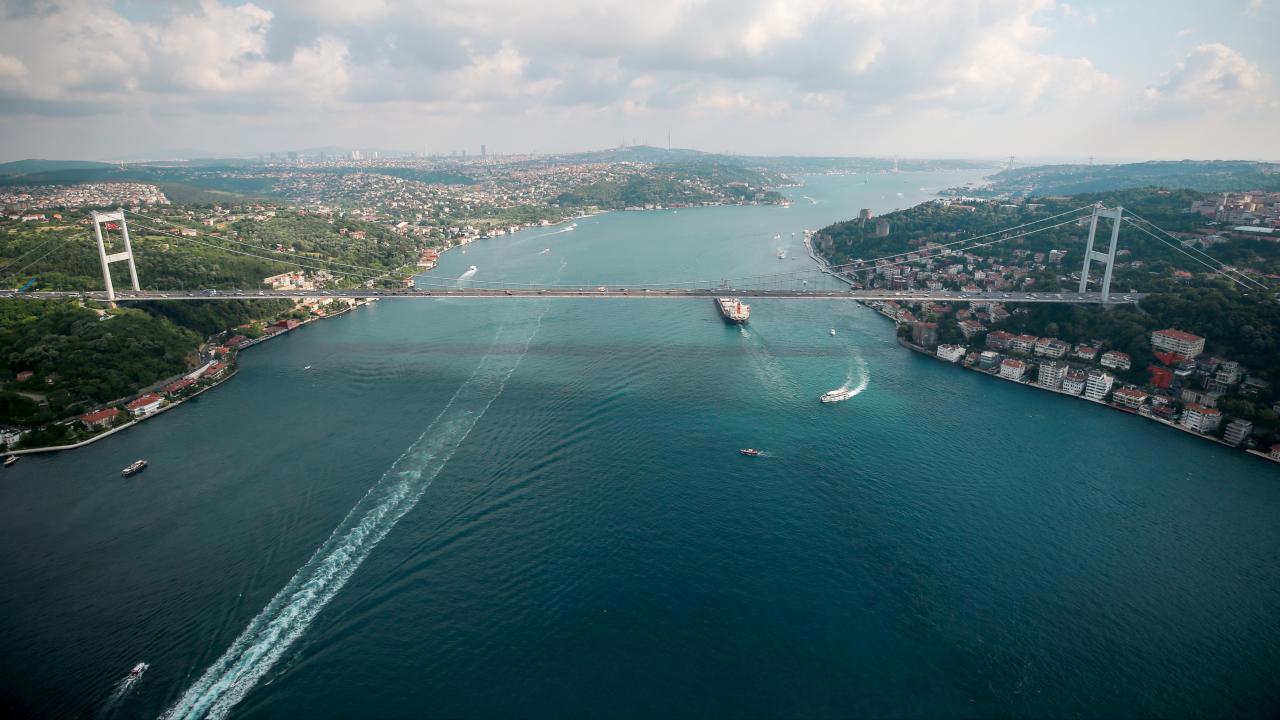İstanbul Boğazı'nda Gemi Trafiği Askıya Alındı