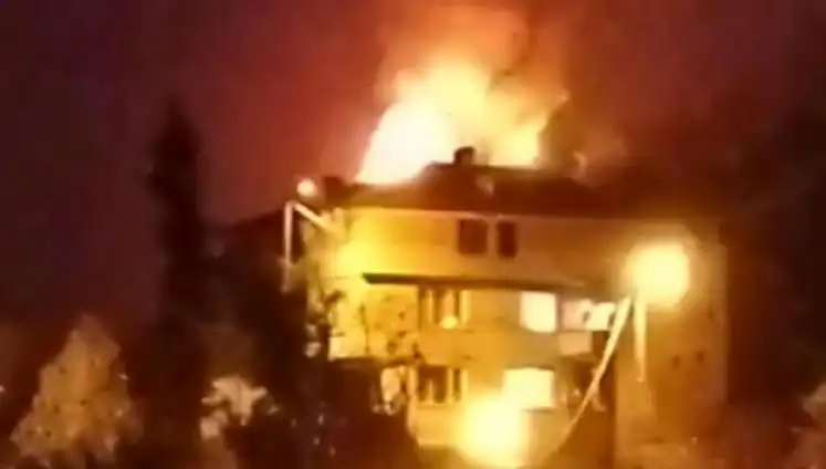 Saman Yükseklerde: Çatıda Patlayan Yangının Ardındaki Hikaye