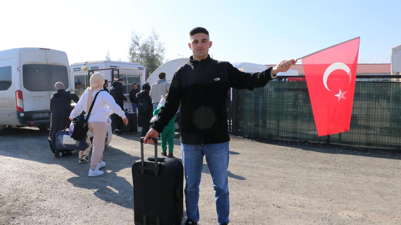 Suriye'ye Türk bayrağıyla dönen Abdulkadir'ın sözleri gündemde!