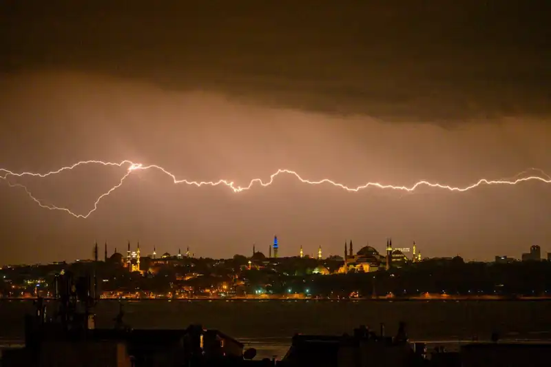 İstanbul’da Şok Hava Değişimi: Sıcaklık 22 Derece Birden Düşecek!