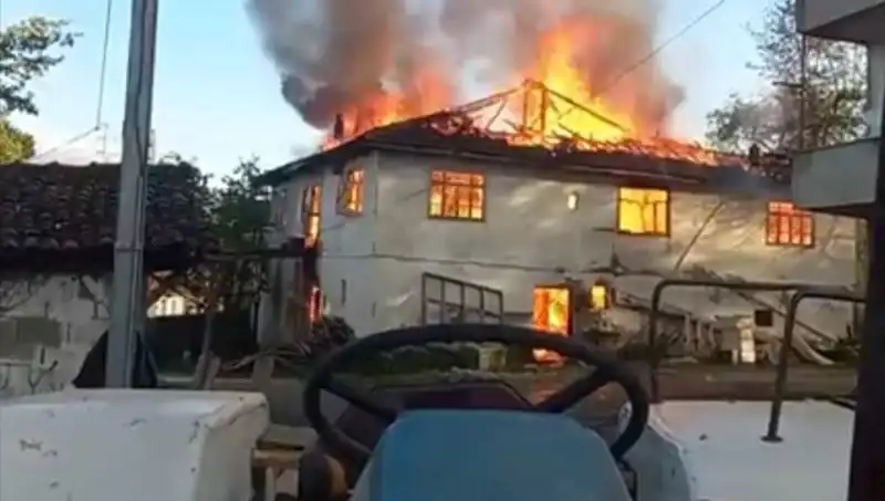 İki Katlı Evin Alev Alev Yanması: Sebepleri ve Sonrası