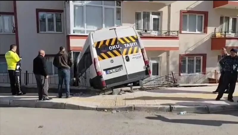 Okul Servisi Balkona Girdi: İki Öğrenci Yaralı, Olayın Ardındaki Gerçekler