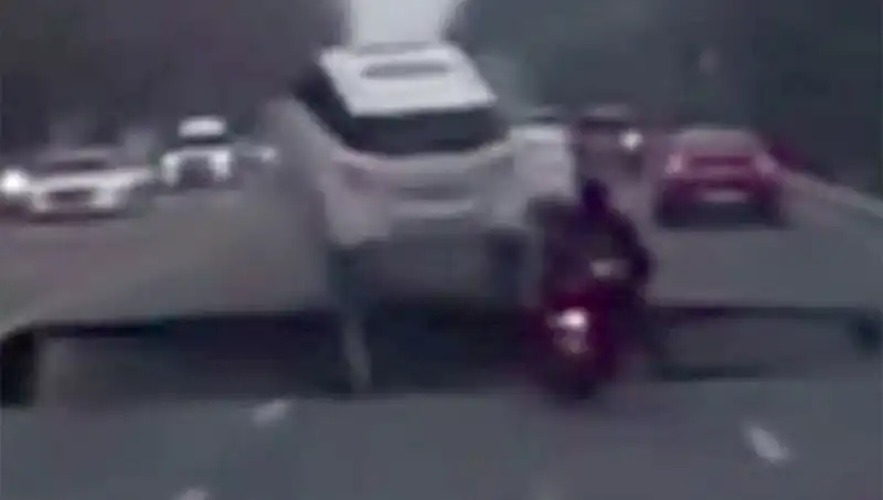 Güney Kore'de Otoyolda Oluşan Dev Çukur, Motorsikletli Biri Yuttu!