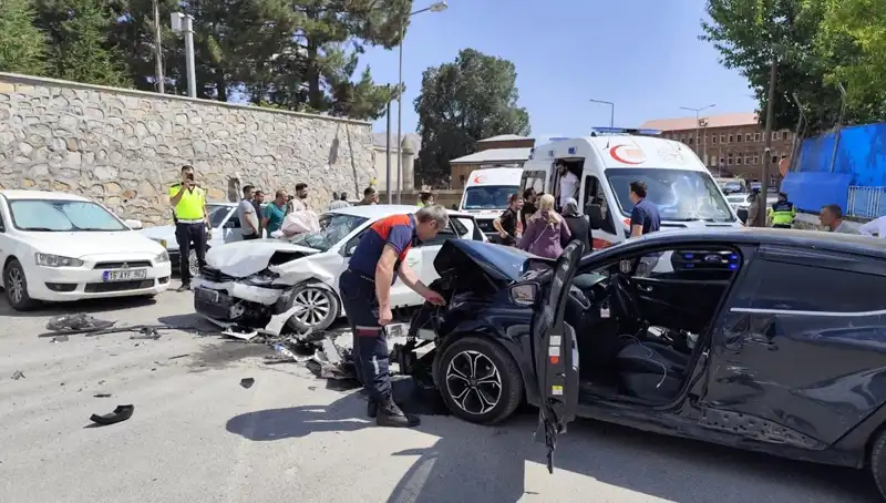 Bitlis’te Trafik Kazası: 10 Yaralı Aracın Çarpıştığı Olayda Neler Oldu?