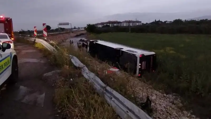 Manisa’da Yolcu Otobüsü Devrildi: Çarpıcı Kazanın Ayrıntıları ve Yaralılar
