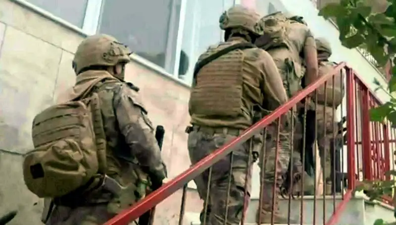 İzmir'de FETÖ/PDY Operasyonunda 9 Gözaltı: Detaylar Ne?