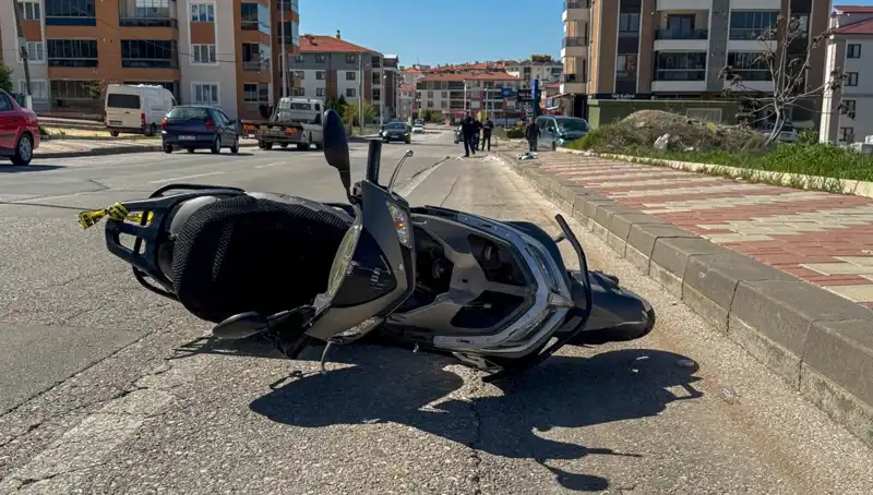 Uşak'ta Trafik Kazası: Hafif Ticari Araç ve Motosiklet Çarpıştı, 1 Kayıp