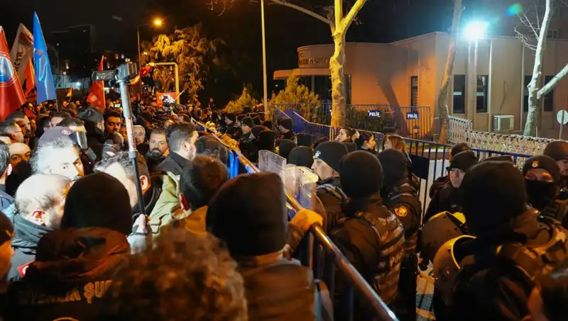Ekrem İmamoğlu Protestoları: 16 Polis Yaralandı, 53 Gözaltı
