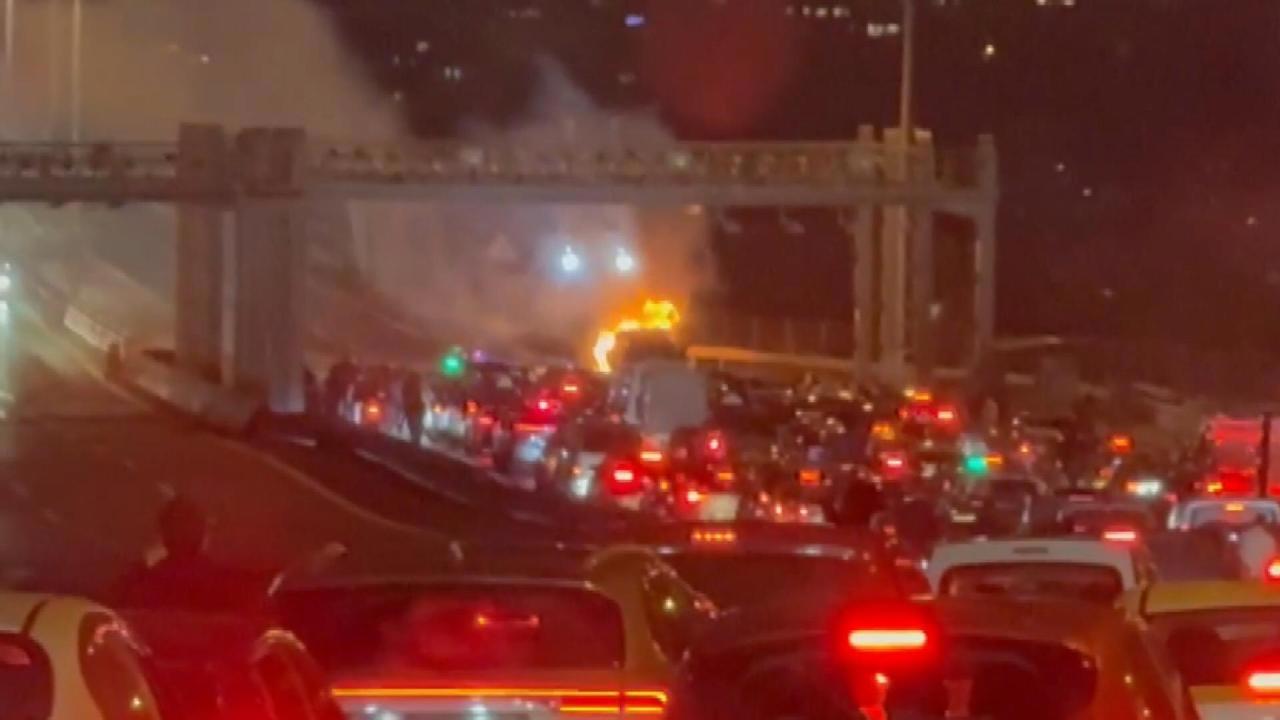 15 Temmuz Şehitler Köprüsü'nde Otomobilde Yangın Söndürüldü