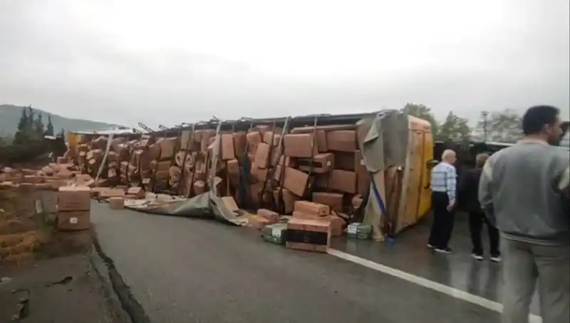 TEM Otoyolu’nda TIR Devrildi: Ankara Yolu Saatlerce Kapalı Kaldı