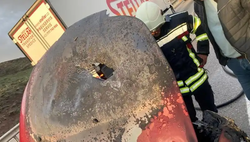 Seyir Halindeki Otomobil Alev Alev Yandı: Nedenleri ve Olası Sonuçlar