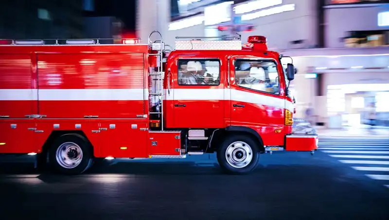 Tokyo'da Bina Yangını: İki Kişi Yaralandı ve Kent Alarmda