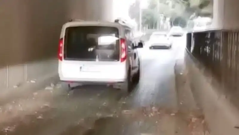 Söğütlüçeşme'de Trafikte Dehşet: Beton Parçaları Araçların Üzerine Düştü