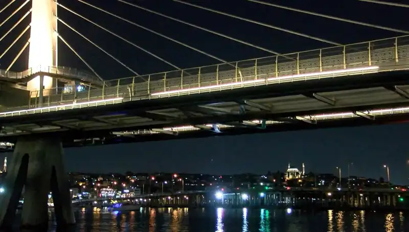 Metro Köprüsünde Korkunç Olay: Denize Düşen Kişi Aranıyor