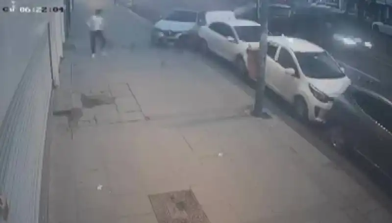 Direksiyon Hakimiyetini Kaybeden Sürücü, Park Halindeki Araçlara Çarptı!
