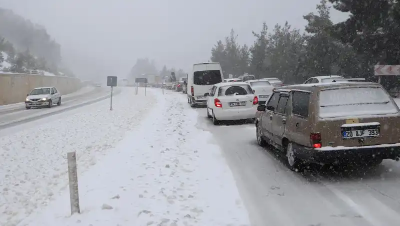 Denizli-Antalya Kara Yolunda Kar Alarmı! Trafik Kilitlendi