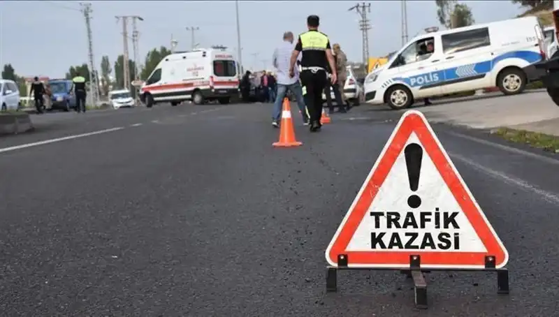 Antalyalılar Şokta: Otomobil Kanala Devrildi, İki Yaralı!