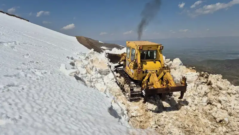 İnanılmaz Yol Açma Çalışması: Nisan'da 2 Metreyi Aşan Karla Mücadele
