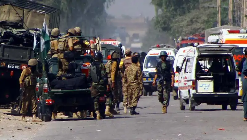 Pakistan'da Camide Bombalı Saldırı: Yaralı Sayısı 4'e Yükseldi