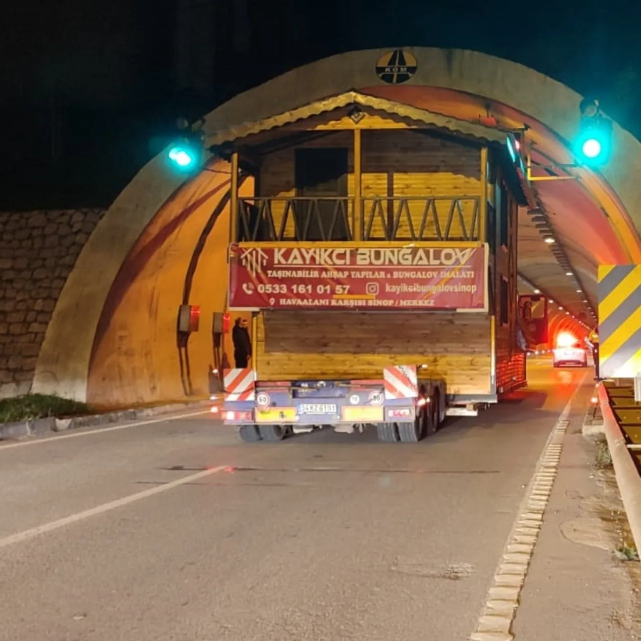 Ahşap Ev Taşıyan TIR, Tünel Girişinde Sıkıştı: Trafik Durma Noktasına Geldi