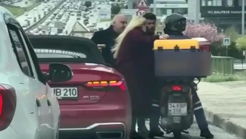 D-100'de Motokuryeye Silah Çeken Kişi Panik Yarattı