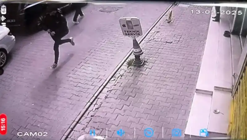 İstanbul'da Silahlı Saldırı: Bacağından Vurulan Genç Hayat Mücadelesi Veriyor