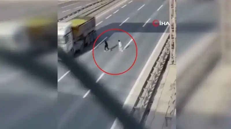 Tehlikeli Yolculuk Kamerada: İzleyiciler Gözlerini Alamadı!